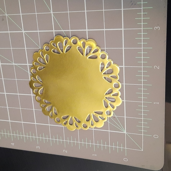 Gold foil Paper Doilies for crafting - Picture 2 of 4